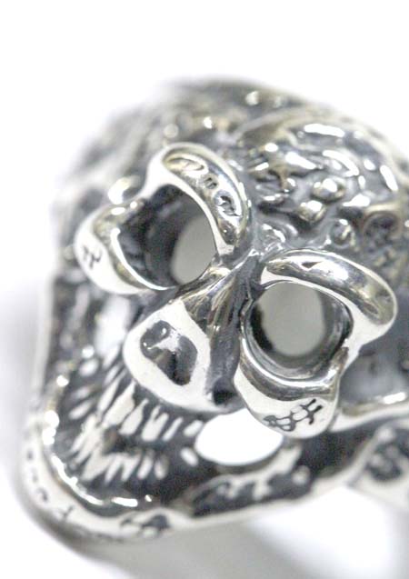 GRAFFITI SMALL GOOD LUCK SKULL RING