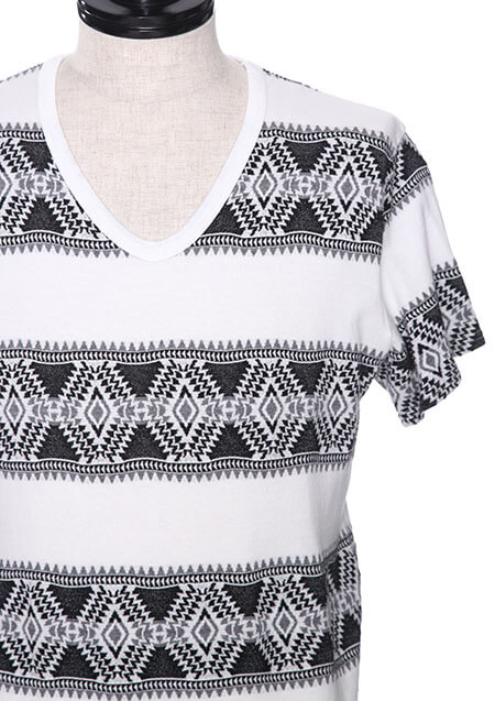 AKM ORIGINAL TRIBAL BORDER S/S V-NECK