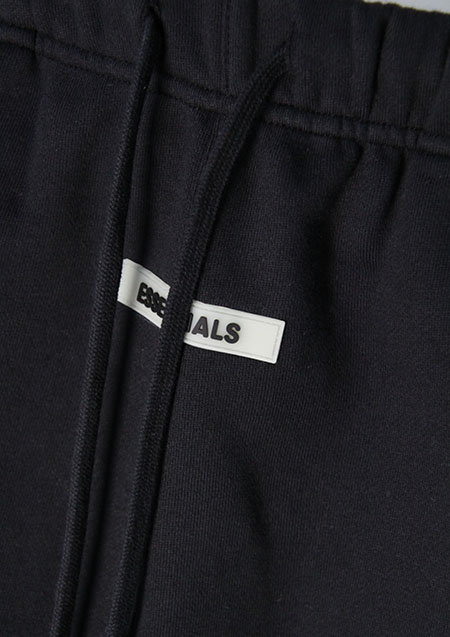 FOG ESSENTIALS  RUBBER TAG PRINT SWEAT SHORTS - BLACK