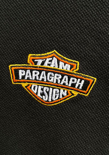 PARAGRAPH EMBLEM LOGO TEE | BLACK