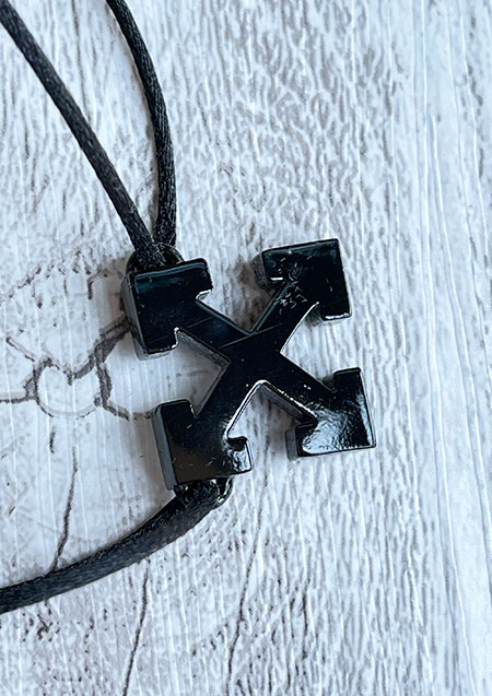 OFF-WHITE ARROW CRYSTAL CHOCKER BLACK NO COLOR