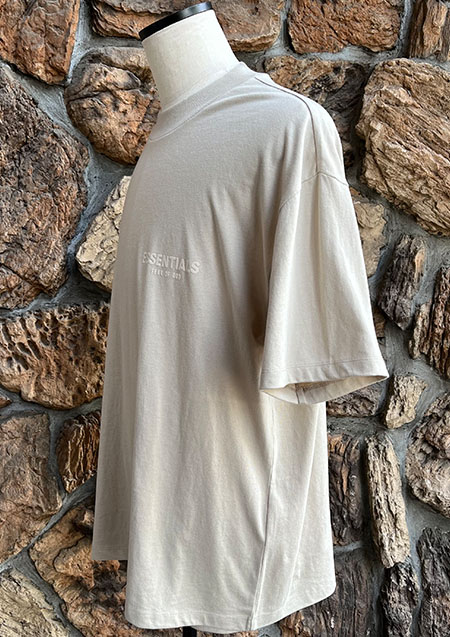 FOG ESSENTIALS 22SPRING 1POINT LOGO SS TEE | WHEAT