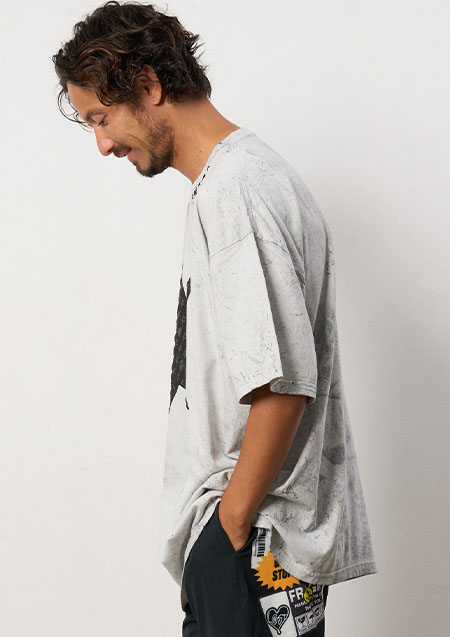 Stud Muffin 7oz ピグメントウォッシュドコットン天竺 スターグラムフォームプリント SS Tシャツ | LIGHTGREY
