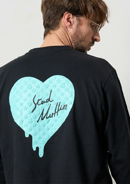 STUD MUFFIN 5.6ozコットン天竺 スターグラムハート&シークインLS Tシャツ | BLACK