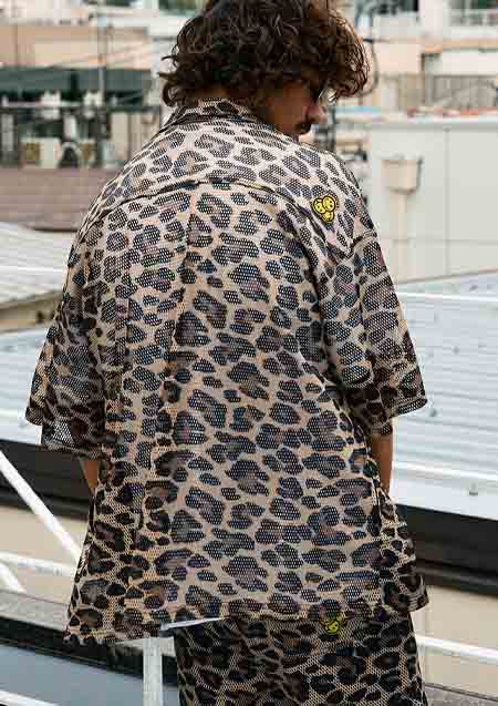 STUD MUFFIN レオパードメッシュ スマイリーパッチオーバーサイズシャツ | BROWN