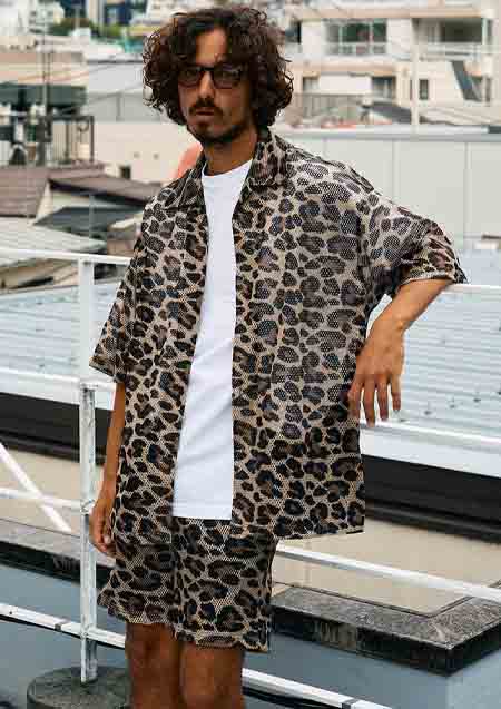 STUD MUFFIN レオパードメッシュ スマイリーパッチオーバーサイズシャツ | BROWN