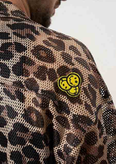 STUD MUFFIN レオパードメッシュ スマイリーパッチオーバーサイズシャツ | BROWN