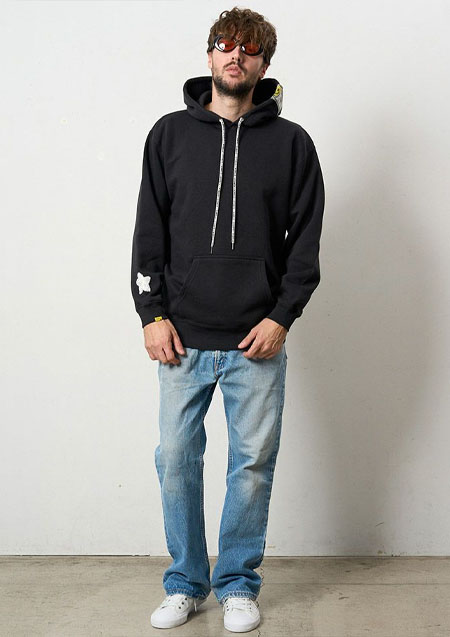 STUD MUFFIN TC裏毛起毛 ラベル&スマイル発泡プリントマルチパッチワーク プルパーカー | BLACK