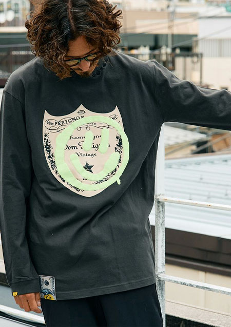 STUD MUFFIN 5.6ozコットン天竺 ラベルスマイル発泡プリントLS Tシャツ | D.GREY