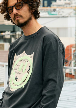 STUD MUFFIN 5.6ozコットン天竺 ラベルスマイル発泡プリントLS Tシャツ | D.GREY