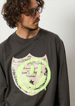 STUD MUFFIN 5.6ozコットン天竺 ラベルスマイル発泡プリントLS Tシャツ | D.GREY