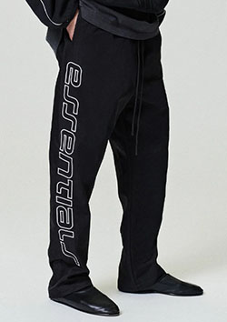 FOG ESSENTIALS Active Trace Relaxed Sweatpant | VINTAGE BLACK